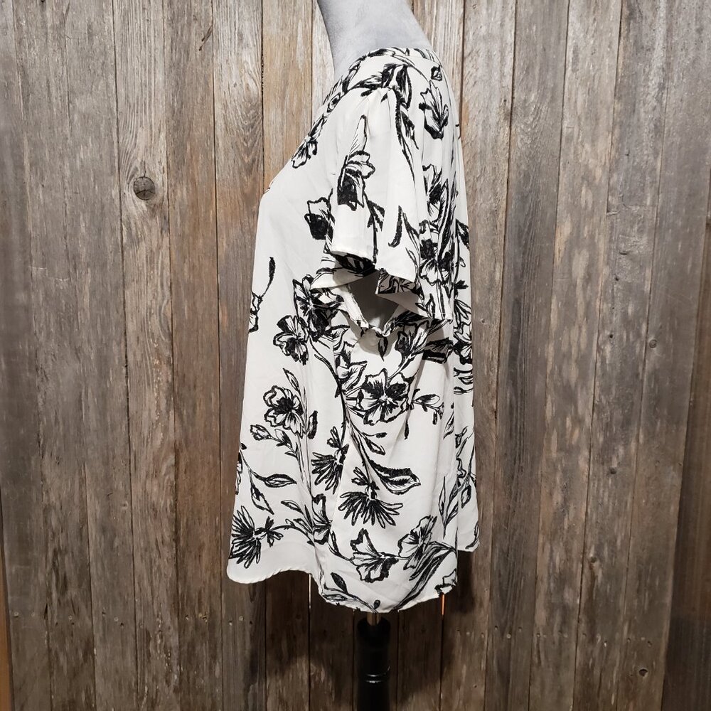 Maurices 1X Top Cream Black Floral Flutter SS V Neck Boho Office Chic Monochrome - Picture 4 of 7